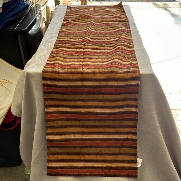 Signature Homestyles Table Runner - Picture 2 of 4